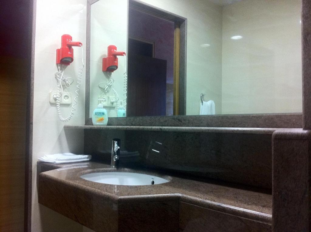 Hotel Ric Sabadell Zimmer foto